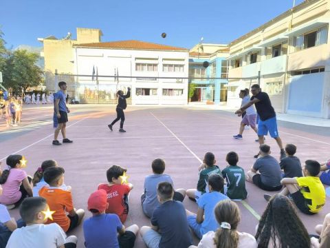 Ο ομοσπονδιακός προπονητής Γιάννης Ρηγάκος στο 1ο Δημοτικό σχολείο Σπάρτης