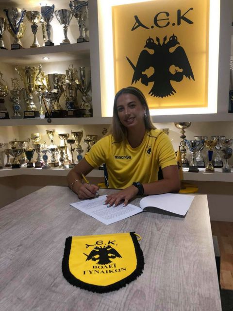 Η Βασιλική Διάλλα υπέγραψε το νέο της συμβόλαιο με την ΑΕΚ